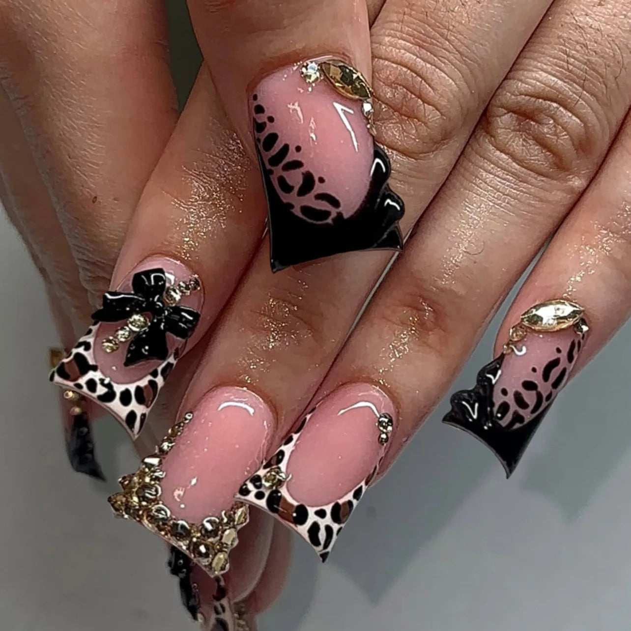 24pcs Press-On Nails – Duckbill Leopard Print with 3D Bowknots & Butterfly | أظافر مزيفة فاخرة