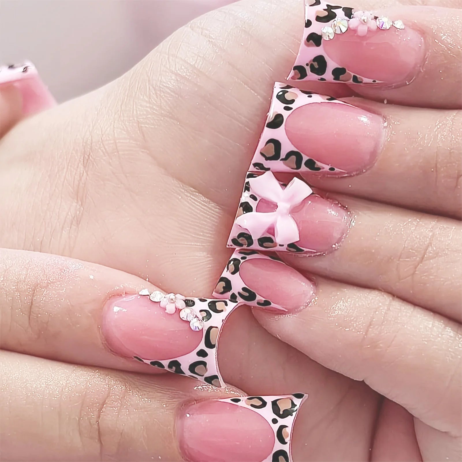 24pcs Press-On Nails – Duckbill Leopard Print with 3D Bowknots & Butterfly | أظافر مزيفة فاخرة